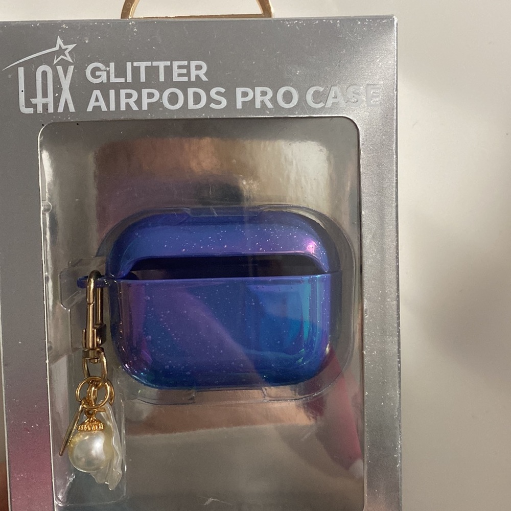 AirPods Pro case - Picture 2 of 2